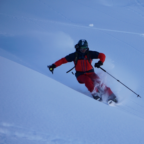 Skieur sur piste Epeakride